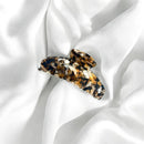 Pince Jeanne Simone modèle iconique immortelle acétate coloris écaille de tortue argenté, doré et noir.